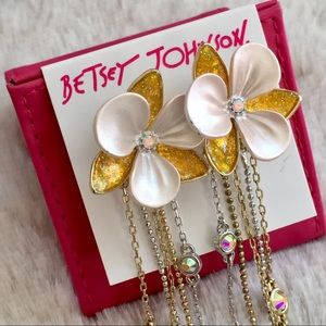 🌸 SUMMER READY 🌸 Betsey Johnson Dangle Earrings
